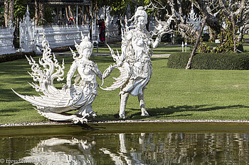 zwei Grazien am Wat Rong Khun