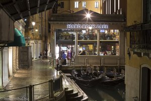 Gondeln vor dem Hard Rock Cafe von Venedig