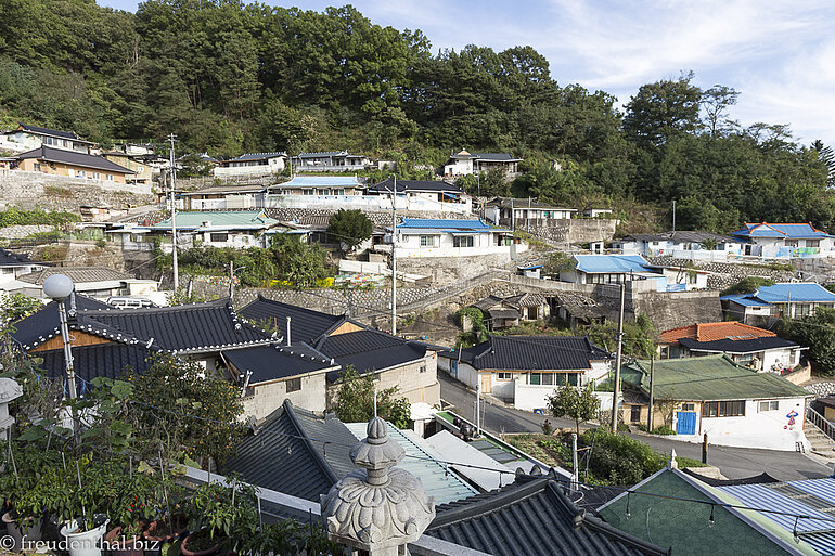 Blick über die Dächer vom Seongjingol Mural Village