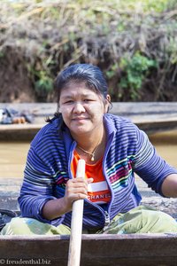 Frau in Boot auf dem Inle-See