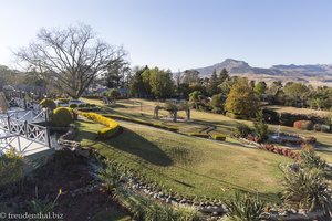 Blick in den Garten des Mont Aux Sources Hotel & Resort