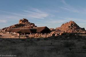 zum Teil ist die Lodge direkt in den Felsen gebaut