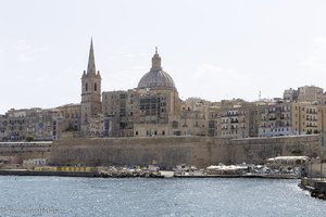 Sicht vom Marsamxett Harbour zu den Kathedralen von Valletta