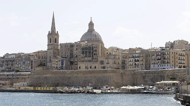 Sicht vom Marsamxett Harbour zu den Kathedralen von Valletta