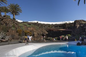 Dattelpalmen und ein blau schimmernder Pool - Jameos del Agua