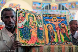 der Priester zeigt uns die farbenfrohe Bibel in der Marienkirche von Axum