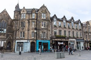 Häuser entlang dem Grassmarket in Edinburgh