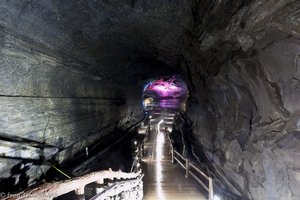 Treppen und Stege hinab auf den Grund der Manjanggul Lavahöhle