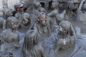 Erst wird im Schlamm des Vulkans El Totumo in Kolumbien gebadet...