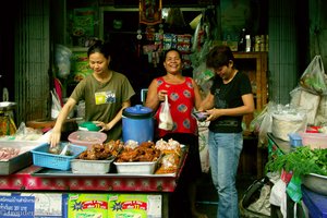 fröhliche Thais am Klong von Bangkok