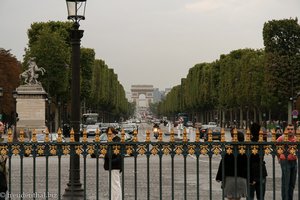 Blick über die Champs-Elysées zum Arc de Triomphe