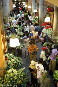 Blick in einen der Gänge des Gemüsemarktes von Port Louis