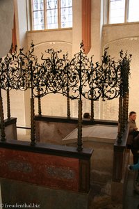 Gang zu den unterirdischen Räumen der Pinkas-Synagoge