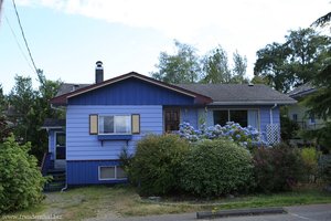 einfaches Holzhaus in Tofino