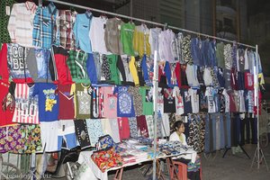 Kleidermarkt auf dem Nachtmarkt von Mandalay