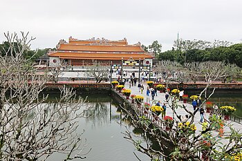 Brücke des zentralen Weges und Thai-Hòa-Palast – Palast der Höchsten Harmonie in Hué
