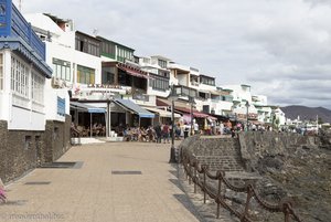 Läden und Restaurants an der Avenida in Playa Blanca