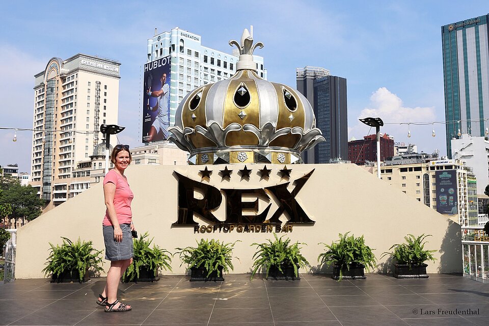 Annette in der Rooftop Garden Bar des Rex Hotels in Saigon