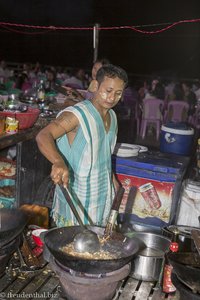 Mann am Wok auf dem Nachtmarkt von Mawlamyaing