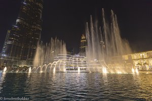 Spiele der Wasserfontänen im See von Dubai