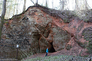 Anne vor der Rabenhöhle im Gauja Nationalpark