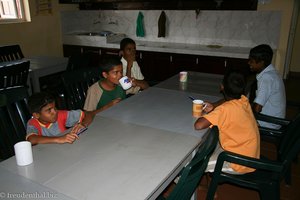 Tea-Time für die ersten Kinder im Kinderdorf