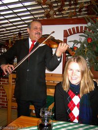 Fidel im Restaurant oberhalb der Marktstände