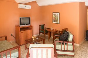 Blick ins Wohnzimmer im Bungalow vom Hotel Playa Larga