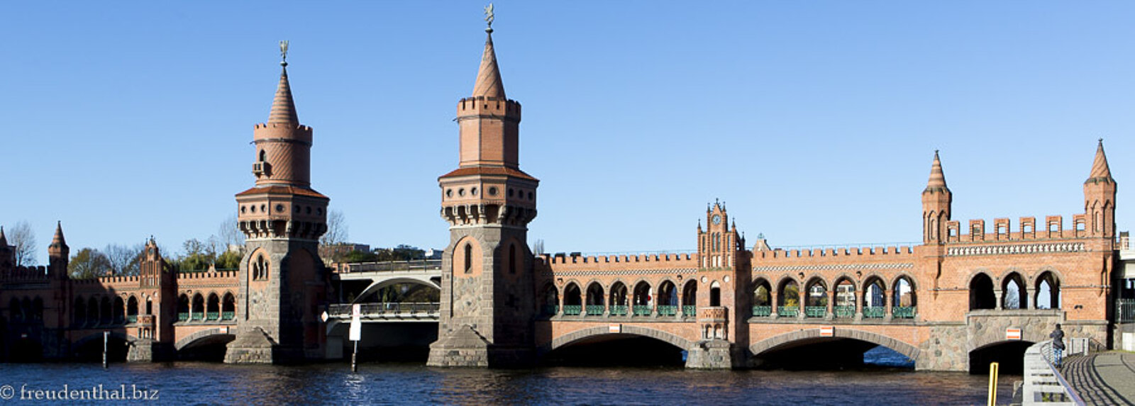 die schöne Oberbaumbrücke über dem Fluss Spree in Berlin
