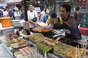 Bauchspeck und viel Fettiges bei der Garküche im Namdaemun Sijang