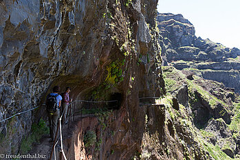 wieder im Fels geschlagene Wege um den Pico das Torres