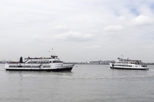 die Fähren kommen und gehen bei Liberty Island