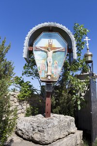Kreuz im Garten des das Orheiul Vechi Klosters auf dem Butuceni-Hügel