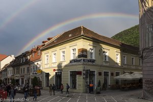 Ein Regenbogen über Brasov