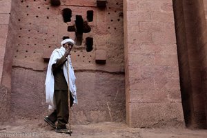 Pilger bei der Welterlöserkirche in Lalibela