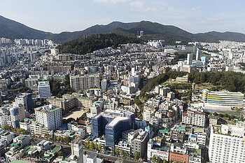 Aussicht auf die freundliche und helle Stadt Busan