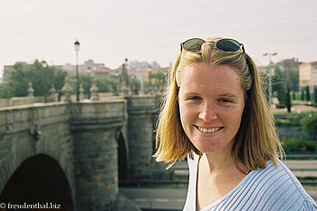 Annette spaziert zur Toledo-Brücke in Madrid