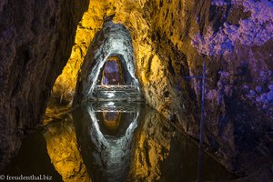 Spiegelungen in den Brunnen der Salzmine von Nemocón