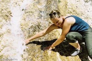 Anne beim Miniwasserfall zur Almbachklamm