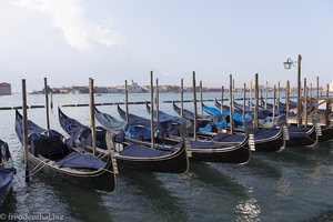 Die Gondeln am Ende des Canal Grandes