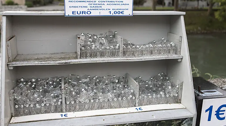 Fäschchen zum Wasser zapfen in Lourdes