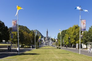 die Promenade zu den Sanktuarien in Lourdes