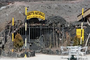 natürliche Grotte am Ätna