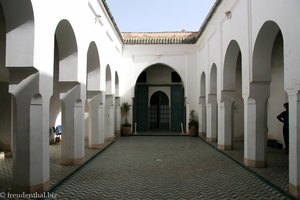 vom diesem Innenhof geht es in das königliche Zimmer und die alte Bibliothek