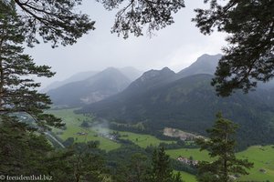 Etwas trübe Aussicht vom Berg der Ruine Falkenstein.