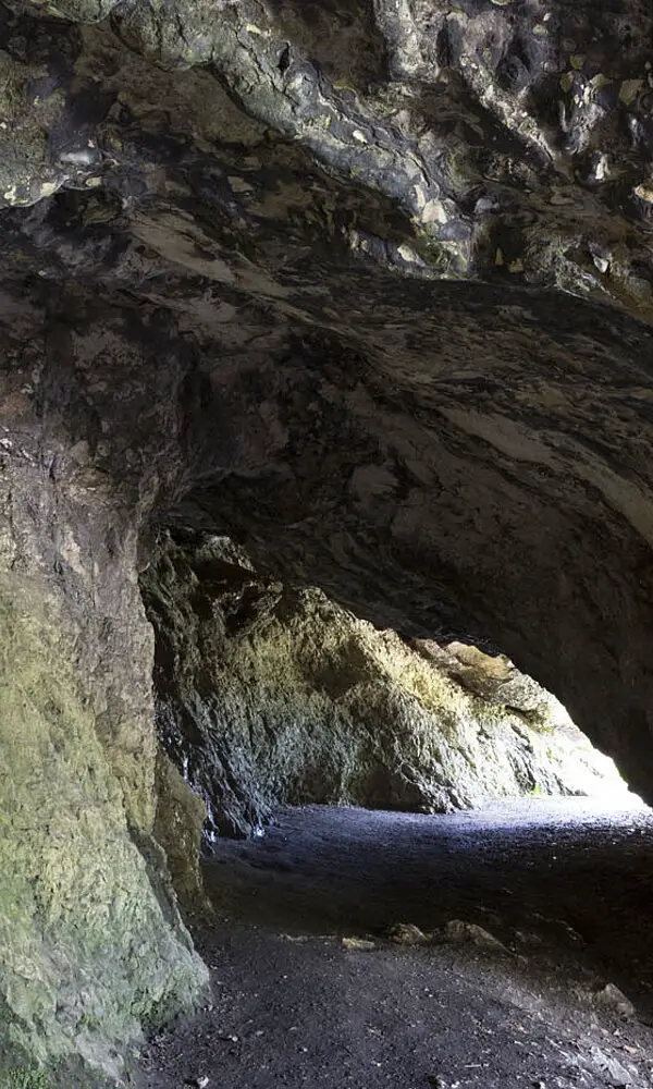 Blick durch die Vogelherdhöhle im Lonetal