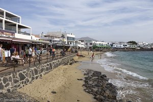 Ein schmaler Strand vor den Restaurants von Playa Blanca