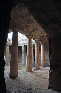Säulengang im Grab Nummer 3