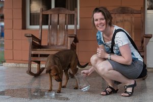 Pringles machen durstig - Anne versorgt den Hund