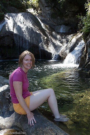 Anne beim Arroyo Trinitario-Wasserfall